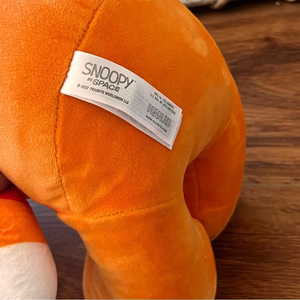 Peanuts snoopy plush in space NASA astronaut from 2022 Macy day parade - Picture 5 of 5